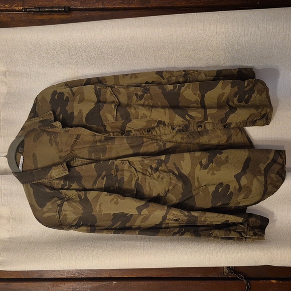 Dex Women's Large Dark Camo Long Sleeved Button Up Shirt Tencell Pockets Soft - Picture 1 of 6
